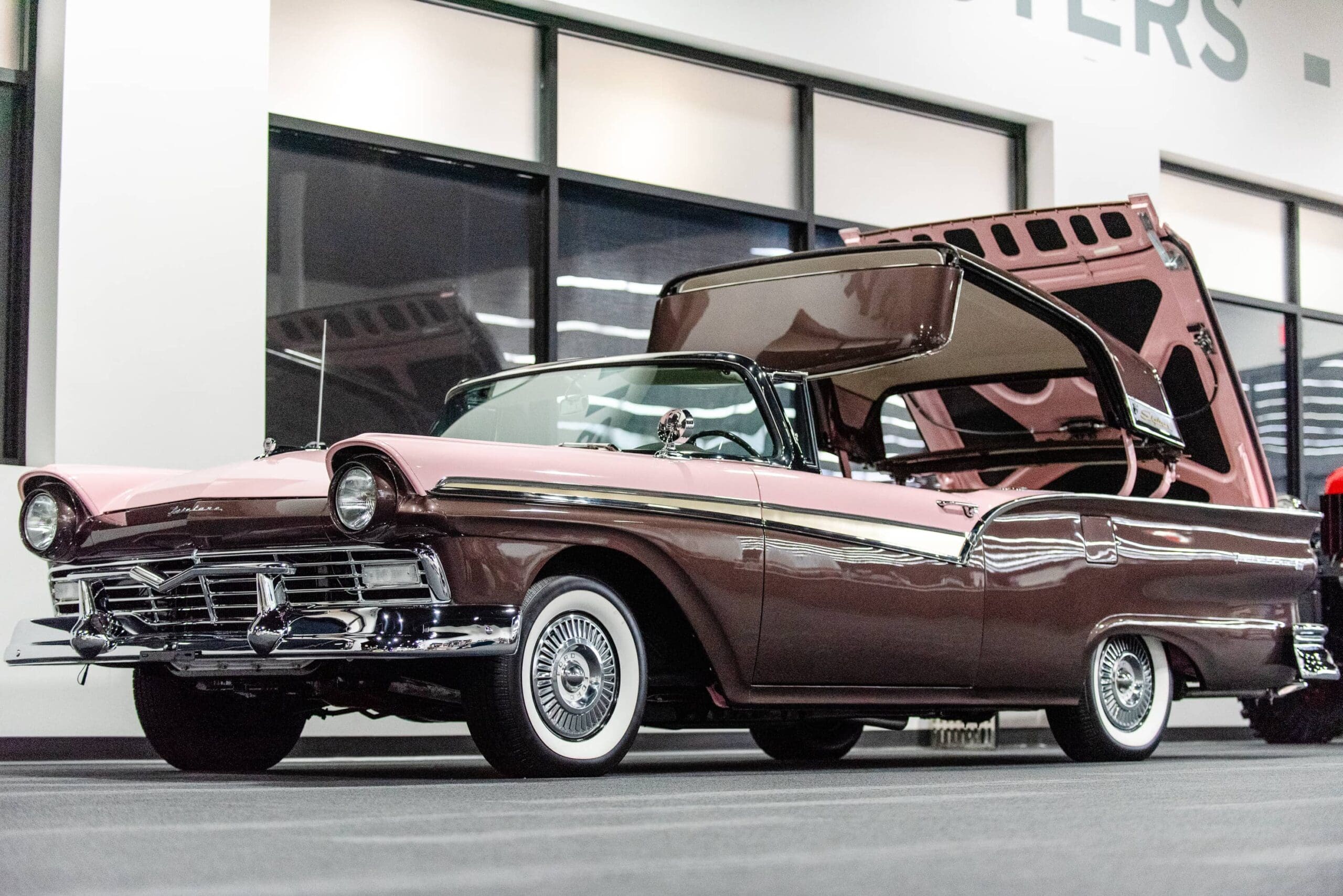 ヨネザワ Ford Fairlane 500 Skyliner 電動 ブリキ ヨネザワ Ford Fairlane 500 Skyliner 電動 ブリキ